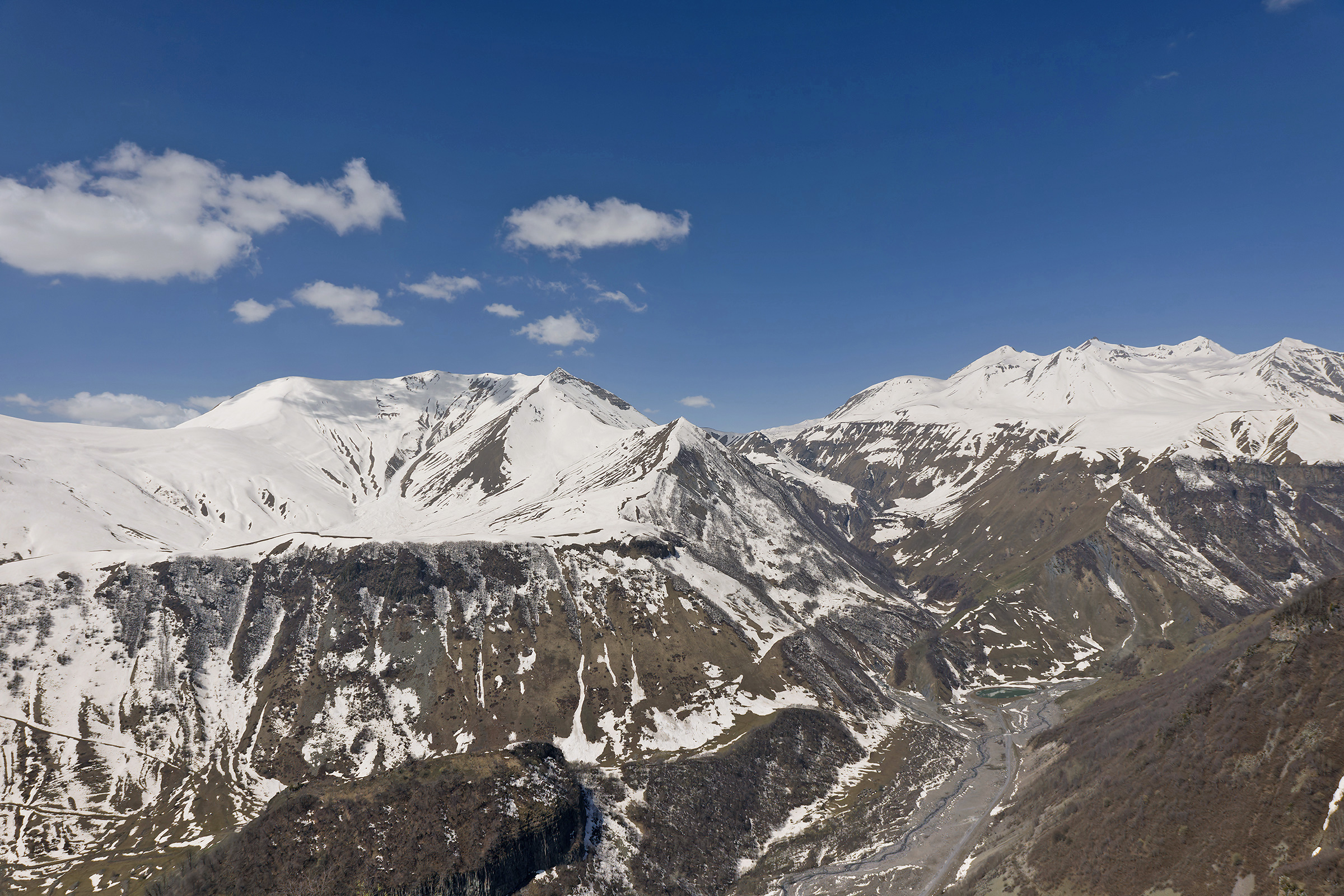 scenery at Stepantsminda (image by Pete Morris)
