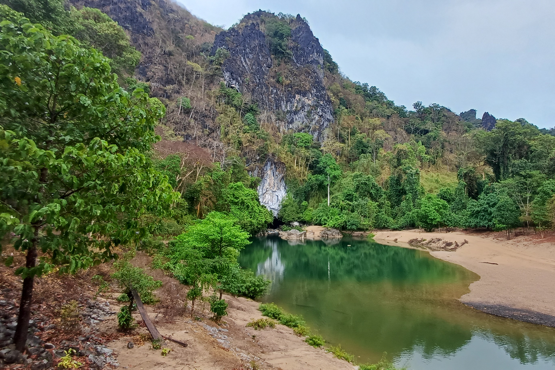 Konglor Cave (image by Vincent van der Spek)